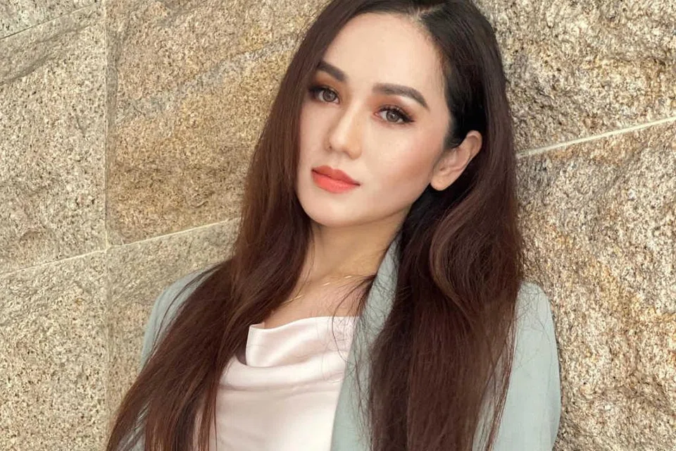 SOPHIA ALBARAKBAH: Rasa tidak selamat dan kurang yakin memuatnaikkan foto di media sosial sejak warganet mengecamnya gara-gara isu yang bersangkutan dengan Aliff Aziz dahulu.