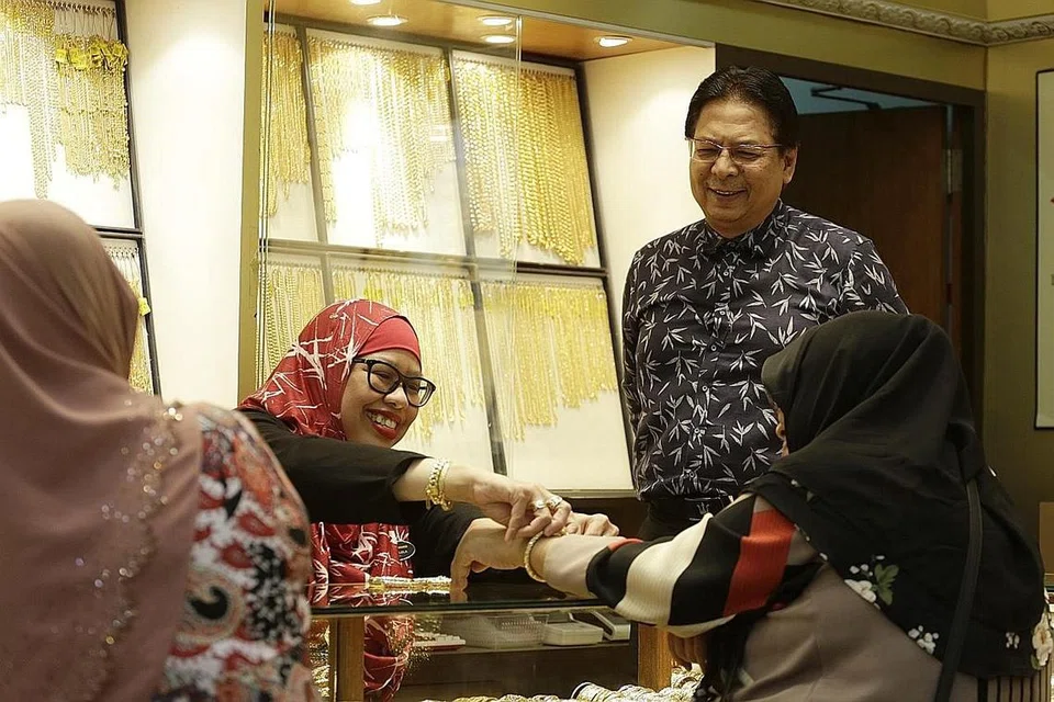 EMAS MASIH BERNILAI: Pengarah Urusan Golden Chance, Encik Hassan Marican (kanan), berkata tanggapan pembeli Melayu/Islam bahawa emas adalah bernilai masih lagi kukuh, terutamanya bagi generasi lebih berumur. Pelanggan mereka, terutama dalam lingkungan usia 30 tahun ke atas, masih berpegang kuat bahawa emas ini adalah sesuatu yang bernilai. . - Foto BH oleh AZMI ATHNI 