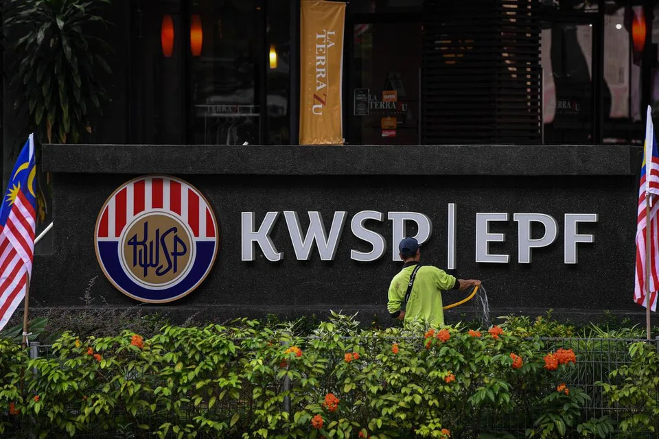 MASA DEPAN: Sejumlah 6.3 juta pencarum Kumpulan Wang Simpanan Pekerja (KWSP) hanya mempunyai dana persaraan kurang RM42 ($12.10) sebulan untuk 20 tahun dan ia dilihat sebagai keadaan yang membimbangkan untuk tempoh persaraan pencarum.  
