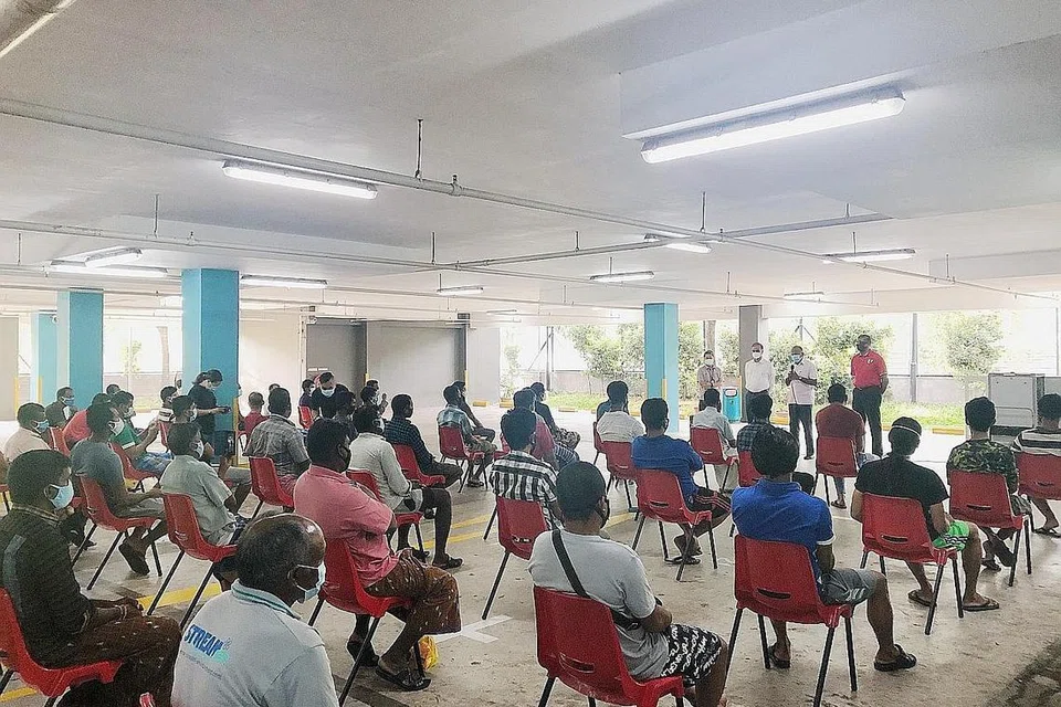 KEBAJIKAN DIJAMIN: Encik Shanmugam (memegang mikrofon) memberi jaminan kepada para pekerja asing semasa lawatannya ke Dormitori Westlite Papan bahawa mereka tidak akan dibiarkan sendirian menangani Covid-19, sementara pembayaran gaji dan kebajikan mereka akan terus dijamin oleh pemerintah. - Foto BH oleh HARITH MUSTAFFA.