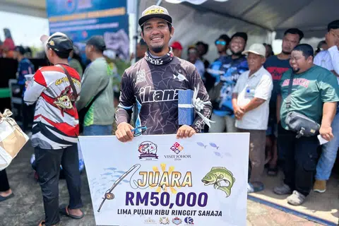 Encik Azar Ni Azreen Samah membawa pulang hadiah wang tunai RM50,000 selepas berjaya memancing ikan belukang seberat 1.66 kilogram.