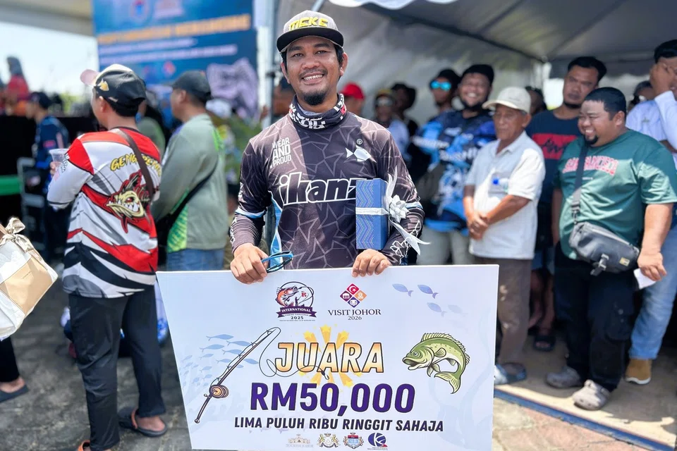 Encik Azar Ni Azreen Samah membawa pulang hadiah wang tunai RM50,000 selepas berjaya memancing ikan belukang seberat 1.66 kilogram.