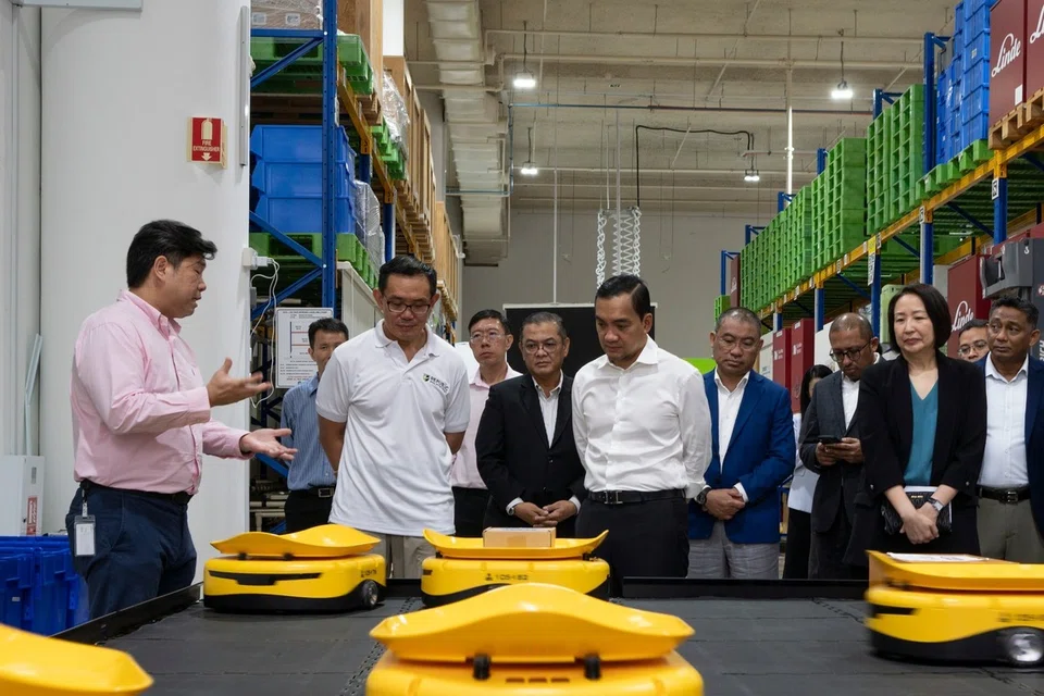 Menteri Besar Johor, Datuk Onn Hafiz Ghazi (barisan depan, empat dari kiri), bergambar bersama delegasi Kerajaan Johor dan wakil daripada Politeknik Republic (RP) Singapura.