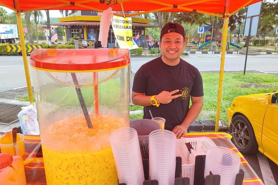 ENCIK JUNAIDI: Jual air jagung dengan jenama 'Air Jagung Kebenaran' di sebuah tapak perniagaan usahawan muda di Kota Tinggi. - Foto-BH oleh ERVINA MOHD JAMIL
