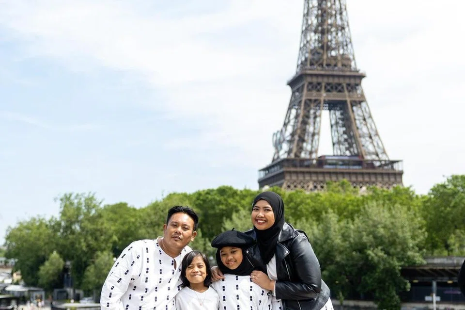 Gambar Encik Muhammad Fadly Hamzah (kiri) dan isterinya Cik Nur Liyana Saine (paling kanan) bersama dua anak perempuan mereka, Faiha Fatiha (dua dari kiri) dan Misha Madina semasa bercuti di Paris, dipetik oleh Cik Schmidt, jurugambar yang diupah mereka.