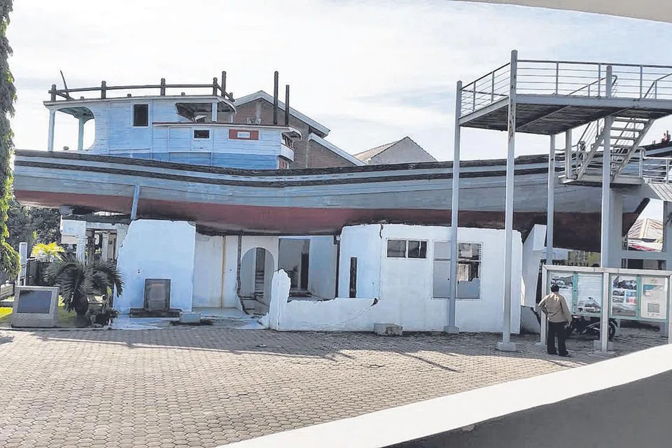 INSAF SELINAP DALAM HATI: Penulis sebak sekali mendengar kisah di sebalik kejadian Kapal di Atas Rumah, Kampung Lampulo, Kuta Alam, Banda Aceh, daripada kenalan kami, Irvan Yuliza, dan wanita asal kawasan tersebut, Cik Nilawati. - Foto NURUL AIN RAZALI