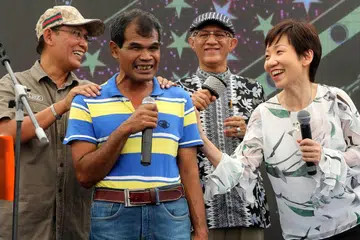 KE ARAH MASYARAKAT LEBIH INKLUSIF: Cik Grace Fu (paling kanan) dan Encik Mohamed Abdullah Alhabshee (dua dari kanan) mendendangkan lagu bersama seorang yang cacat penglihatan semasa acara Rumah Terbuka Cacat Penglihatan Singapura (SAVH) sempena Hari Tongkat Putih Sedunia pada 20 Oktober lalu. - Foto SAVH