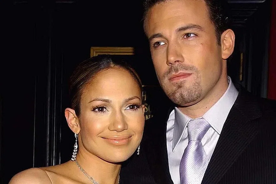 BERCINTA SEMULA: Jennifer Lopez (kiri) dikatakan kembali menerima bekas tunangnya, Ben Affleck, dalam hidupnya selepas putus tunang dengan usahawan Alex Rodriguez. - Foto INSTAGRAM HOLLYWOOD ONLINE