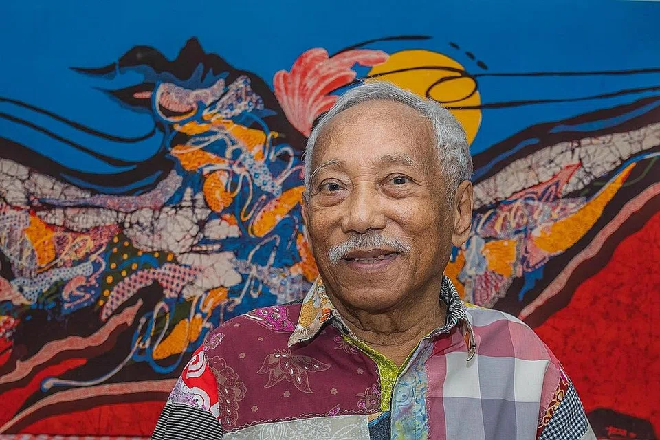 KONGSI KISAH BERSAMA IBU: Dalam dokumentari dalam talian, 'Celebrating SG Artists', Encik Sarkasi Said, antara lain, mengupas pengertian siri lukisan 'Mother & Child' yang menjadi perlambangan hubungannya dengan ibunya yang tidak banyak meluah rasa tetapi tetap tersemat kasih sayang. - Foto BH oleh NUR DIYANA TAHA