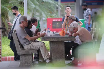 DILARANG DEMI ELAK JANGKITAN: Orang ramai berkumpul di Jalan Besar tengah hari kelmarin, hari pertama langkah-langkah 'pemutus litar' berkuatkuasa. Di bawah undang-undang baru, perhimpunan sosial bersama rakan-rakan dan saudara-mara tidak tinggal serumah dilarang, tetapi individu masih boleh melawat ahli keluarga untuk membantu dalam keperluan harian mereka. - Foto BH oleh JASON QUAH