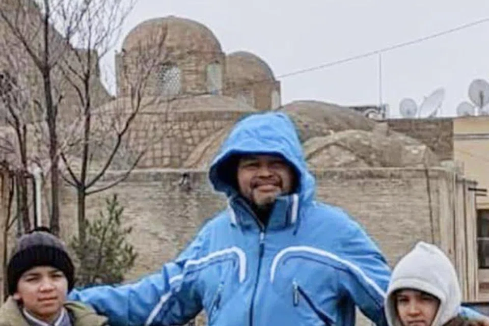 TIADA KAWALAN PERGERAKAN: Encik Ismail bergambar dengan dua murid sekolah di Uzbekistan.