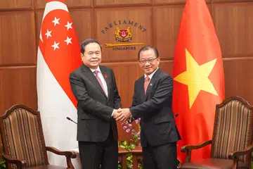 Speaker Parlimen, Encik Seah Kian Peng (kanan), menerima menerima kunjungan Presiden Dewan Negara Vietnam, Encik Tran Thanh Man.