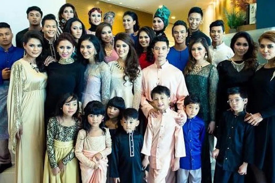 FESYEN RAYA UNTUK SEKELUARGA: Nurul Aini (kedua di barisan kedua, berbaju hitam) dan rakan kongsinya, Cik Diah Mastura Roslan (di kanan sekali di barisan yang sama), bersama model-model yang menggayakan pakaian Raya di bawah jenama butik Studiofrost. - Foto STUDIODUA