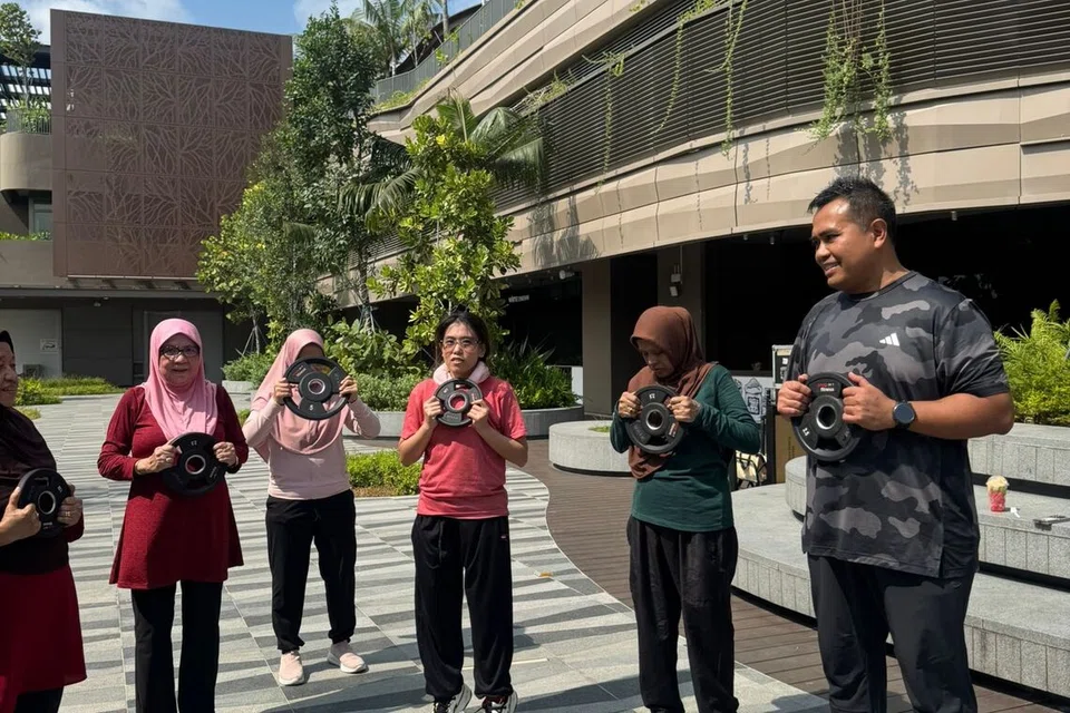 Anggota Parlimen (AP) Encik Mohamed Sharael Mohamed Taha, selaku penasihat M Kuasa Tiga (M³)@Pasir Ris-Changi, turut menyertai sesi latihan kekuatan bersama para peserta pada acara ‘Jom Sihat Bersama’ yang berlangsung pada 27 September di Pasir Ris Mall. 