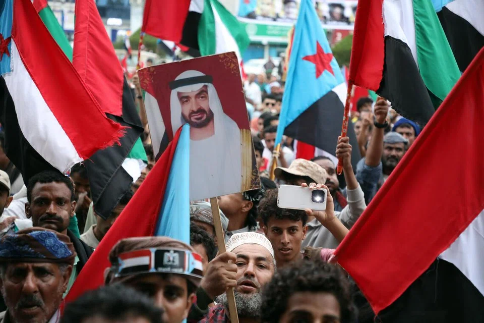  Seorang individu mengangkat gambar Presiden Emiriah Arab Bersatu (UAE), Sheikh Mohammed bin Zayed, ketika protes menentang Arab Saudi di bandar pelabuhan selatan Aden, Yaman, pada 30 Disember 2025. Majlis Peralihan Selatan (STC) Yaman yang disokong UAE menganjurkan protes tersebut di Aden susulan serangan pakatan tentera pimpinan Arab Saudi yang mengebom satu penghantaran senjata UAE untuk pasukan STC di pelabuhan Mukalla, Yaman. Pemerintah Yaman yang disokong Arab Saudi mengumumkan pembatalan perjanjian pertahanan bersama dengan UAE serta menuntut pengunduran semua pasukan Amirati dalam tempoh 24 jam, menurut laporan Agensi Berita Saba yang dikendalikan pemerintah Yaman