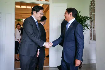 Perdana Menteri Encik Lawrence Wong menerima kunjungan Presiden Filipina, Encik Ferdinand Marcos Jr, di Istana pada 15 Julai sempena lawatan kerja beliau ke Singapura. Lawatan dari 14 hingga 16 Julai itu merupakan kunjungan keempat Encik Marcos ke sini selaku presiden. Menerusi satu hantaran di Facebook pada hari yang sama, Encik Wong menekankan bahawa Singapura dan Filipina berkongsi hubungan dua hala yang kukuh dan kini semakin berkembang. Sesuai dengan itu, beliau berkata, Singapura kekal sebagai antara pelabur asing terbesar di Filipina, selain melihat potensi besar untuk memperdalam kerjasama dua hala dalam bidang masa hadapan seperti kecerdasan buatan (AI), serta ekonomi hijau dan digital. Selain itu, kedua-dua pemimpin turut berbincang mengenai usaha memperkukuh hubungan akrab yang sekian lama terjalin antara rakyat kedua-dua negara, tambah Encik Wong. 