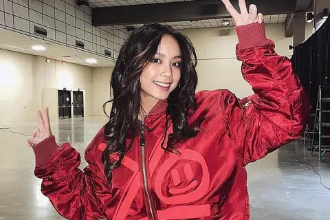 YLONA JADE GARCIA: Entertain Me merupakan hasil karyanya yang digunakan sebagai lagu tema ejen Neon dalam permainan video terkenal Valorant kerana ia membawa kisah wanita yang tidak mudah diperkotak-katikkan. - Foto ihsan INSTAGRAM YLONA JADE GARCIA