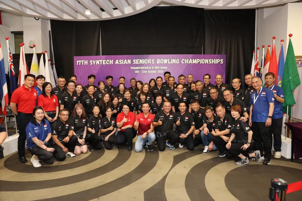 44 wakil Singapura di Kejohanan Boling Senior Syntech Asia bersama tetamu terhormat, Setiausaha Parlimen Kanan (Kebudayaan, Masyarakat dan Belia merangkap Pembangunan Sosial dan Keluarga), Encik Eric Chua (depan, tujuh dari kanan).