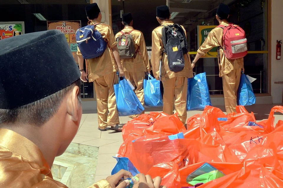 PELUANG BERAYA: Kanak-kanak Rumah Kebajikan Muhammadiyah (RKM) pulang semalam bersama ahli keluarga bagi menyambut Hari Raya Aidilfitri. - Foto KHALID BABA