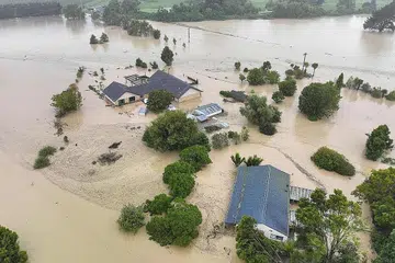 DARURAT: Gambar yang dirakam dari udara pada Selasa menunjukkan banjir disebabkan oleh Taufan Gabrielle di Awatoto, berhampiran bandar Napier, New Zealand - yang mengisytiharkan darurat. Taufan itu menghanyutkan jalan raya, menenggelamkan rumah dan menyebabkan lebih 100,000 orang terputus bekalan elektrik. - Foto-foto AFP