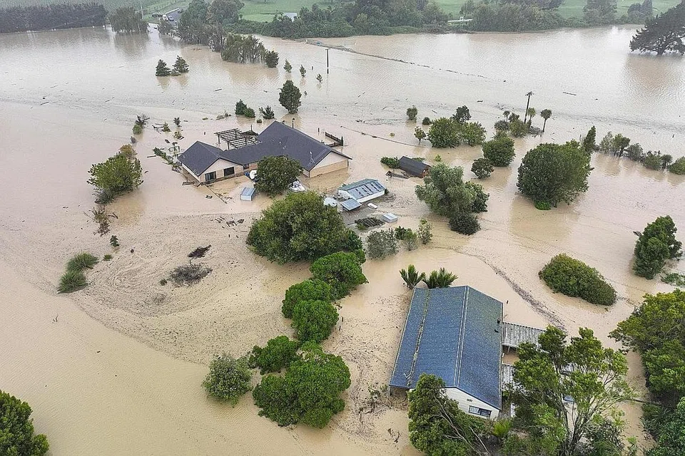 DARURAT: Gambar yang dirakam dari udara pada Selasa menunjukkan banjir disebabkan oleh Taufan Gabrielle di Awatoto, berhampiran bandar Napier, New Zealand - yang mengisytiharkan darurat. Taufan itu menghanyutkan jalan raya, menenggelamkan rumah dan menyebabkan lebih 100,000 orang terputus bekalan elektrik. - Foto-foto AFP