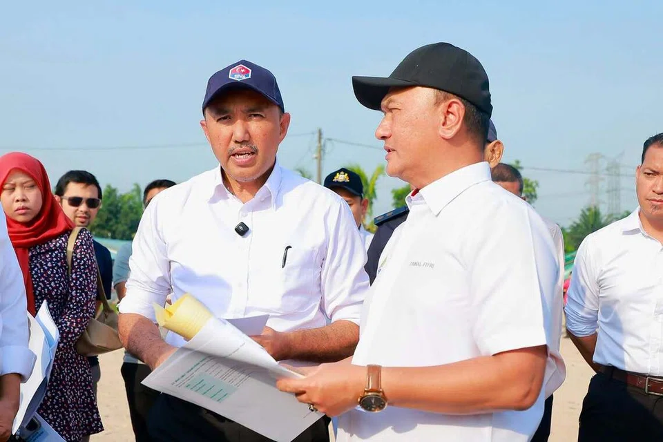 Pengarah Perbadanan Pengurusan Sisa Pepejal dan Pembersihan Awam (SWCorp) Johor, Encik Zainal Fitri Ahmad (kanan), bersama Pengerusi Jawatankuasa Perumahan dan Kerajaan Tempatan Johor, Datuk Mohd Jafni Md Shukor (kiri) ketika melawat tapak pembuangan sampah haram di Pontian.