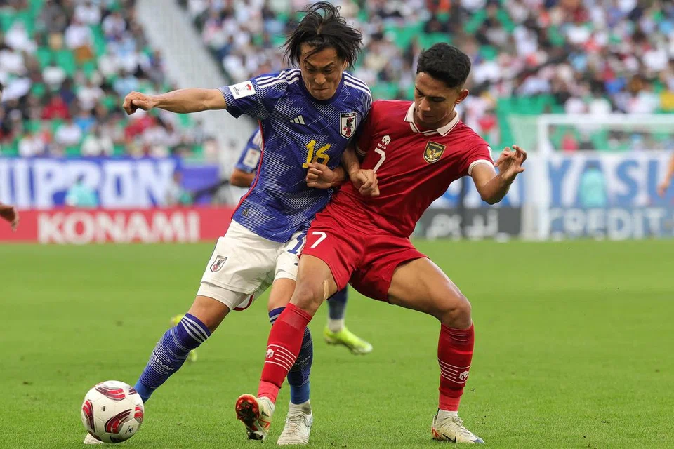 BERJAYA MARA: Pemain Indonesia, Marselino Ferdinan (kanan), ketika cuba merampas bola daripada pemain Jepun, Seiya Maikuma, dalam aksi di Stadium Al Thumama pada 24 Januari. Indonesia layak ke pusingan kalah mati Piala Asia untuk pertama kalinya.