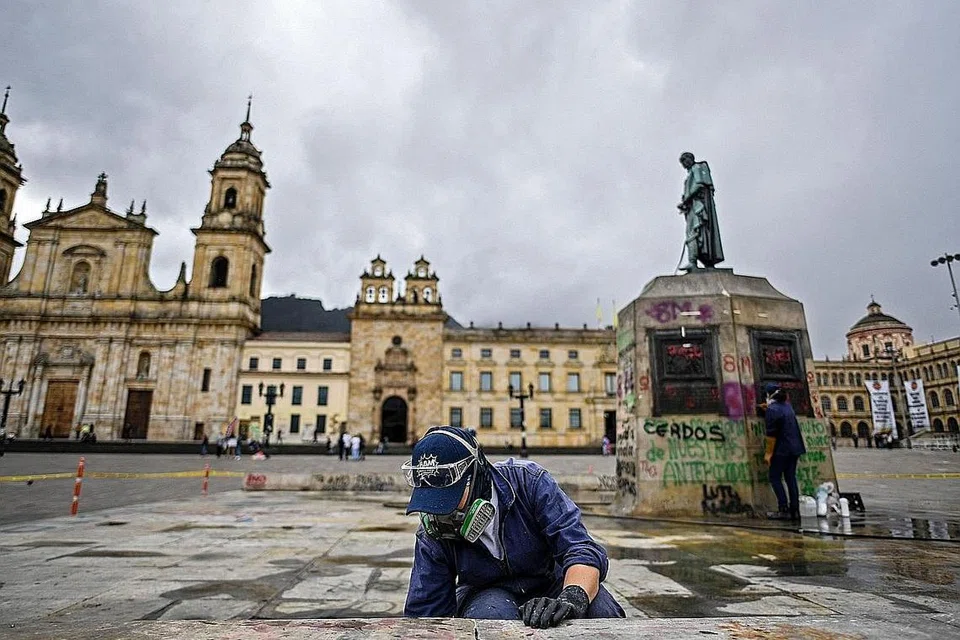 LAKUKAN KERJA PEMBERSIHAN: Pekerja sedang membersihkan Dataran Bolivar di Bogota, Colombia, di mana varian Mu juga telah dikesan di sini,. Varian ini turut didapati di Eropah. - Foto AFP