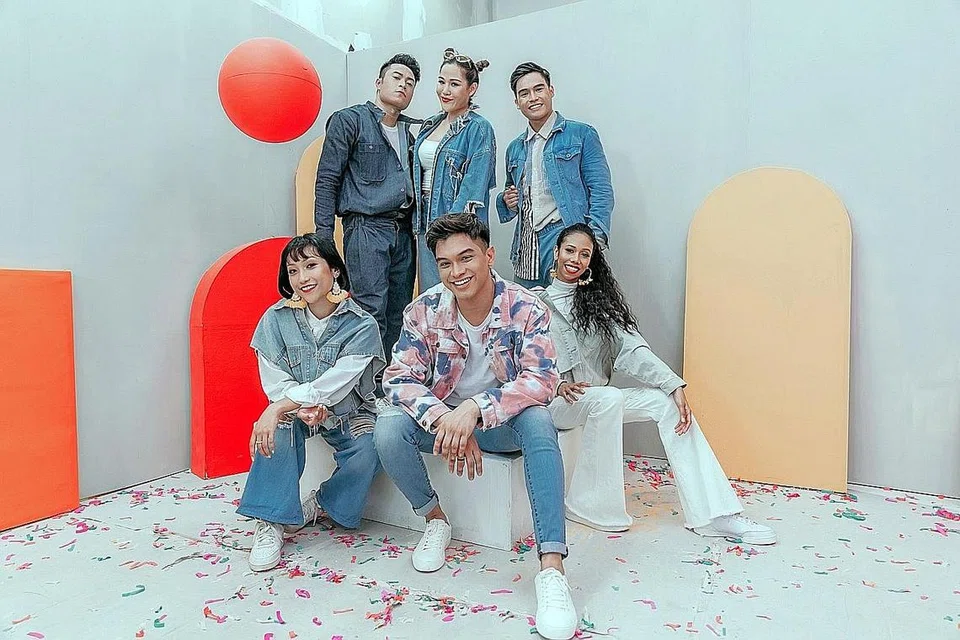 WARNA-WARNI PENGALAMAN BARU: Farhan (duduk di tengah) dikelilingi teman-teman yang sehati sejiwa memberi yang terbaik bagi menjayakan klip video 'Terjatuh Hati', 'Istimewa' dan 'Racun' - Foto ihsan FARHAN SHAH