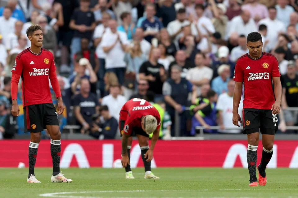 TIDAK INGIN KECEWA LAGI: Pemain Manchester United, (dari kiri)  Raphael Varane, Lisandro Martinez dan Casemiro tidak dapat menahan rasa kecewa selepas Spurs menjaringkan gol kedua dalam perlawanan minggu lalu di Stadium London. 
