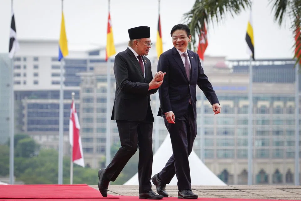 Perdana Menteri, Encik Lawrence Wong (kanan), dan Perdana Menteri Malaysia, Datuk Seri Anwar Ibrahim, berjalan bersama menuju ke bangunan Kompleks Perdana Putra bagi menghadiri mesyuarat Rahat Pemimpin Malaysia-Singapura ke-11 di Putrajaya.