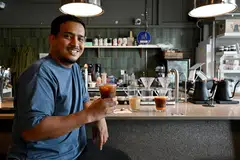 Kafe State of Affairs di 183 Upper Thomson Road, yang dimiliki Encik Fahmi Zailani menawarkan pelbagai kopi istimewa seperti kopi ‘Sunrise’ (paling kanan) yang mengandungi air soda, pekat limau, espreso dan halwa limau. 