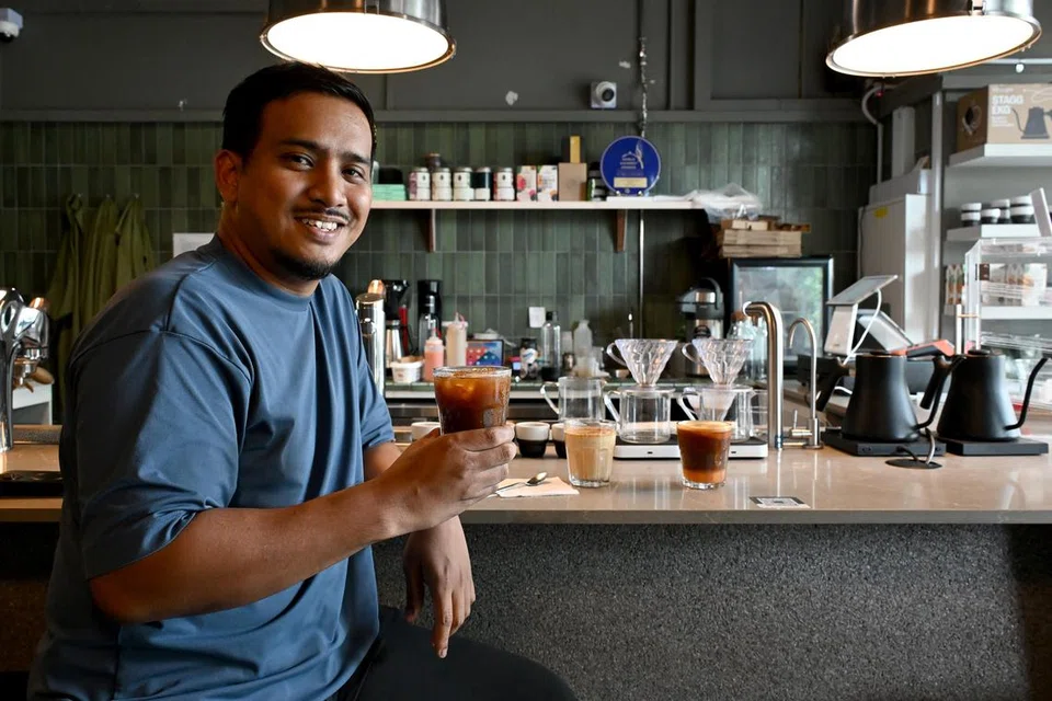 Kafe State of Affairs di 183 Upper Thomson Road, yang dimiliki Encik Fahmi Zailani menawarkan pelbagai kopi istimewa seperti kopi ‘Sunrise’ (paling kanan) yang mengandungi air soda, pekat limau, espreso dan halwa limau. 
