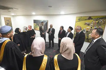 MAIN PERANAN PENTING: Kumpulan pelajar program PCICS 2022 bersama (memakai kot dari kiri) Ketua Eksekutif Muis, Encik Kadir Maideen; Menteri Bertanggungjawab bagi Ehwal Masyarakat Islam, Encik Masagos Zulkifli Masagos Mohamad; Presiden Muis, Encik Saat A. Rahman; Mufti Dr Nazirudin Mohd Nasir; Timbalan Ketua Eksekutif Muis, Dr Albakri Ahmad; dan Timbalan Mufti Dr Mohammad Hannan Hassan semasa upacara penyampaian sijil. - Foto MUIS