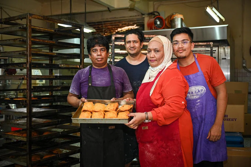 SHA ZAH CONFECTIONERY: Perniagaan karipap bermula dengan pasangan suami isteri, pengasas bersama, Encik Shariff K Abdul Majid (kiri), dan Cik Azishah Hussain (dua dari kanan), dan kemudian menjadi perniagaan keluarga dan akan diambil alih oleh anak bongsu mereka, Encik Shahrin Shariff (kanan). Bersama dalam gambar ialah pekerja mereka Encik Surinder Maan yang telah bekerja di bakeri itu selama sedekad.