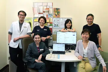 MUDAHKAN PESAKIT: Antara mereka yang terlibat dalam ChemoCalc adalah (dari kiri) Pakar Farmasi Klinikal NUH Encik Chan Zhi Yao; Cik Lim Biwei (dari NUH); Perunding Bersekutu NUH Dr Jen Wei Ying, Pekerja Sosial Perubatan NUH Cik Alexis Koh, Pengasas dan Ketua Pegawai Eksekutif Bot MD Cik Dorothea Koh dan Cik Quek Mei Yin (dari NUH). - Foto BH oleh DESMOND FOO