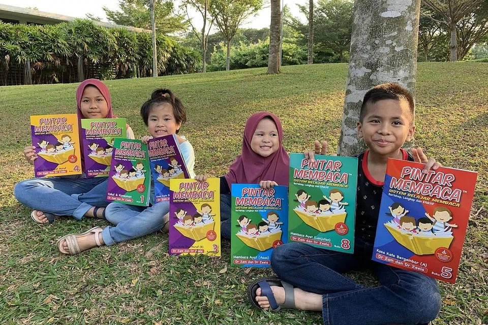 PINTAR MEMBACA: Kaedah yang direka berdasarkan penyelidikan ini dilengkapi dengan lapan siri buku berserta bahan pembelajaran tambahan untuk kanak-kanak fasih membaca bermula peringkat awal. - Foto-foto DR MOHAMMAD NIZAM