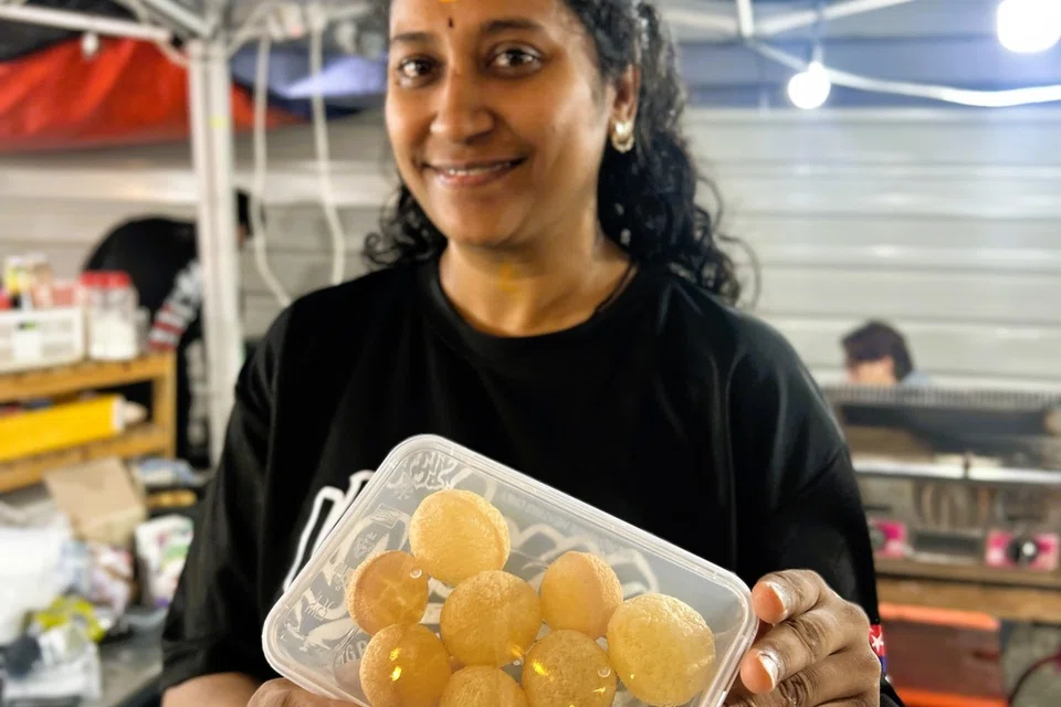 Cik A. Malanidevi, 36 tahun, satu-satunya peniaga makanan India di The Kolong, menunjukkan ‘panipuri’, salah satu menu laris di gerainya.