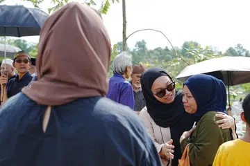 Ibu kepada Allahyarham Muhammed Qayyim Daniel Putra Rosli, yang ingin dikenali sebagai Cik Siti, begitu sebak ketika anaknya dikebumikan sekitar 3.30 petang pada 27 Februari.