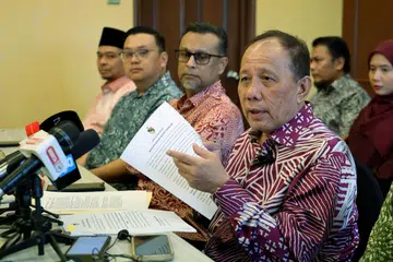 Menteri Besar Negeri Sembilan Datuk Ismail Lasim (kanan) ketika sidang media khas bersama Ahli Majlis Mesyuarat Negeri (Exco) Negeri Sembilan pada 24 September.