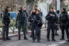 Pasukan keselamatan Israel berkawal ketika jemaah Muslim berkumpul di luar tembok Kota Lama Baitulmakdis pada 20 Mac.