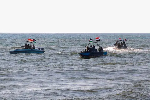 PERAIRAN SEMAKIN PANAS: Para anggota Pasukan Pengawal Pantai Yaman yang bersekutu dengan Houthi mengadakan rondaan di Laut Merah.