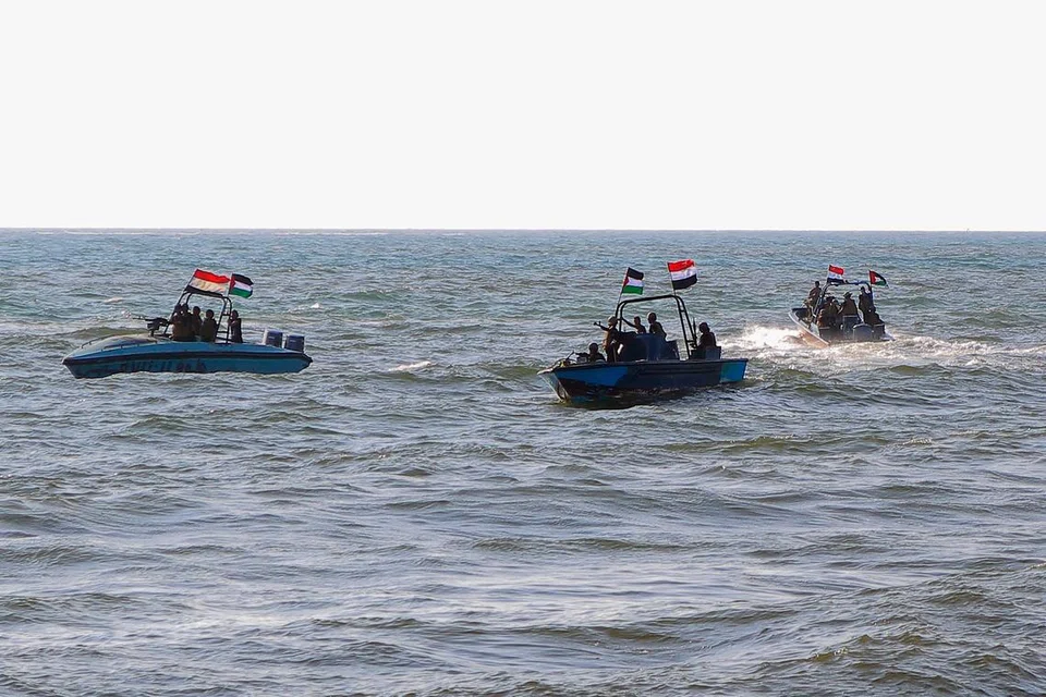 PERAIRAN SEMAKIN PANAS: Para anggota Pasukan Pengawal Pantai Yaman yang bersekutu dengan Houthi mengadakan rondaan di Laut Merah.