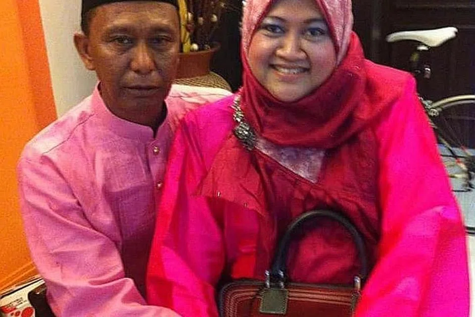 SEMAKIN SIHAT: Cik Suriani yang bergambar bersama suami, dulu pernah mencecah 96 kilogram kini menjauhi makanan seperti sambal goreng, ayam masak merah dan sebagainya. - Foto ihsan SURIANI JAIS 