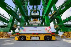 PSA memproses 44.5 juta TEU (unit bersamaan dua puluh kaki) pada 2025 dan mengekalkan rangkaian yang menghubungkan ke 600 pelabuhan di seluruh dunia dengan pelayaran harian.