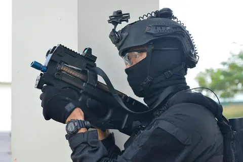 PERSIAP DIRI: Anggota Pasukan Bertindak Operasi Khas (SOTF) Angkatan Bersenjata Singapura (SAF) menjalani latihan menentang pengganasan baru-baru ini. - Foto fail THE STRAITS TIMES