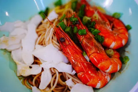 Mi Udang Kering dijual pada harga $8.90. Mi disalut dengan sambal pedas dan dinikmati dengan udang segar yang kenyal. Mi udang asli biasanya jarang didapati halal disebabkan penggunaan daging khinzir. 