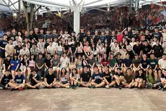 TETAP BERSEMANGAT: Para pelajar Malaysia yang menuntut di Universiti Nasional Singapura (NUS) tetap bersemangat untuk terus menimba ilmu di sini sehingga dapat pulang dengan segulung ijazah meskipun nilai Ringgit terus merudum.