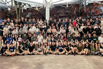 TETAP BERSEMANGAT: Para pelajar Malaysia yang menuntut di Universiti Nasional Singapura (NUS) tetap bersemangat untuk terus menimba ilmu di sini sehingga dapat pulang dengan segulung ijazah meskipun nilai Ringgit terus merudum.