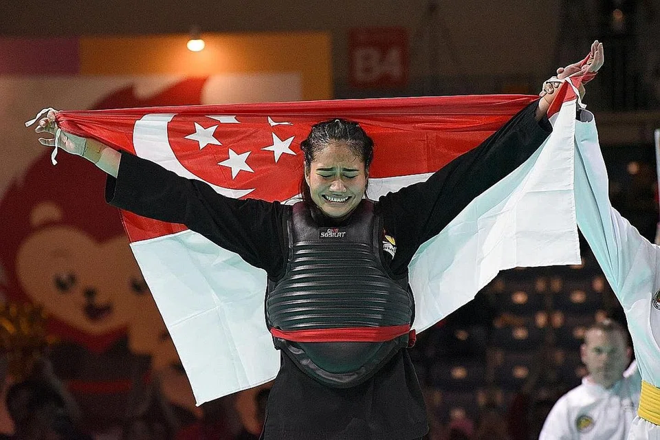 TIDAK TAHAN SEBAK: Singapura merangkul pingat emas keenamnya menerusi kemenangan Nurul Suhaila Mohd Saiful. Sebaik gong dibunyikan bagi menandakan tamat pertarungan, Nurul Suhaila tidak dapat menahan rasa sebak dek gembira dengan kejayaannya setelah sekian lama memburu emas kejohanan dunia yang sering terlepas dari tangannya. - Foto PERSISI